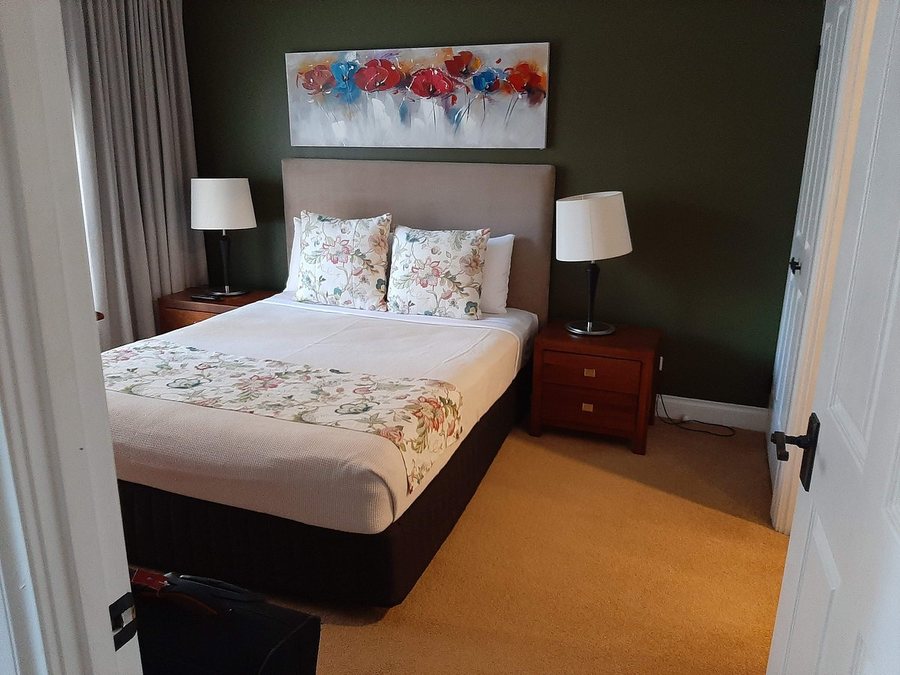 Manor Apartment Hotel — Guest room