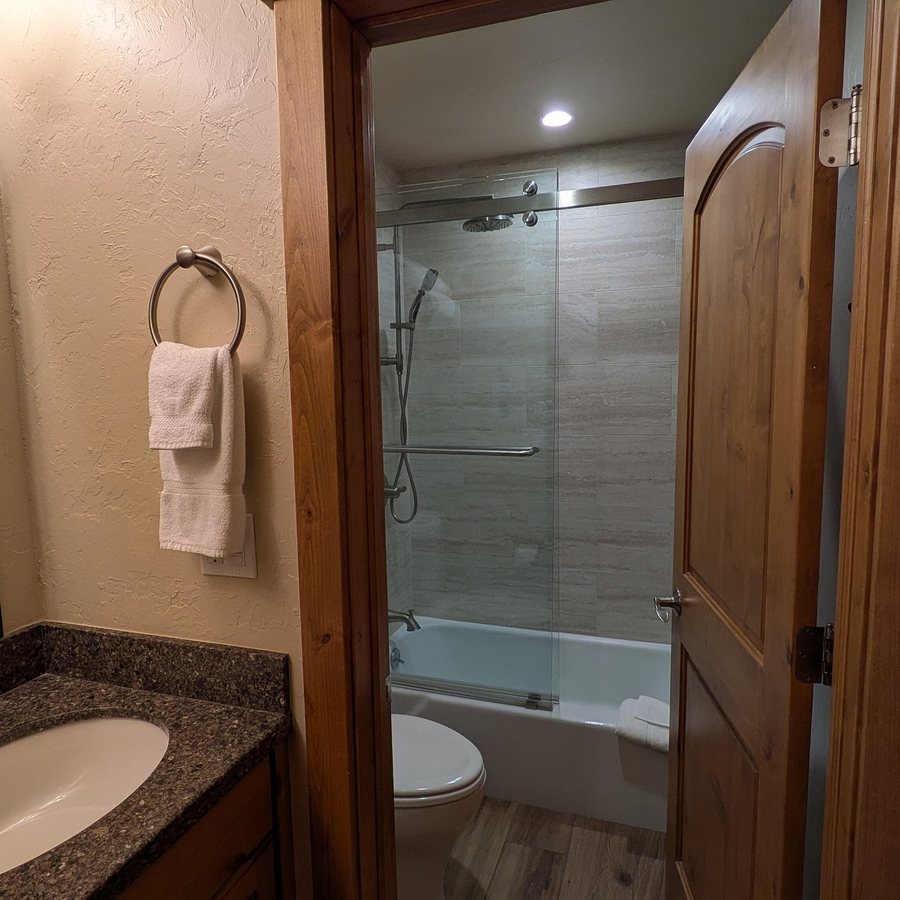 Manor Vail Lodge — Bathroom