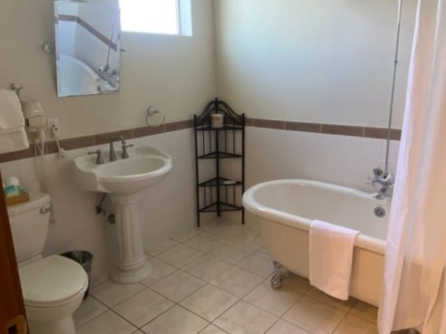 Manresa Castle — Bathroom
