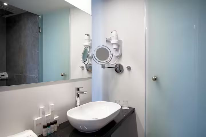 Mansion Hotel — Bathroom