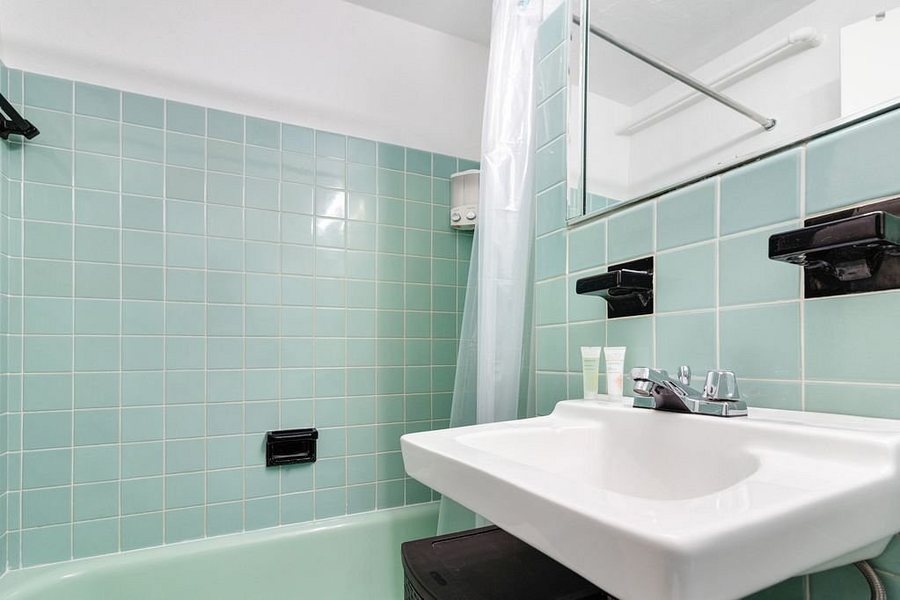 Mantell Plaza Apartments Miami Beach Florida — Bathroom