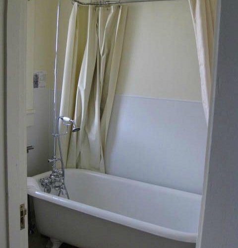 Many Glacier Lodge — Bathroom