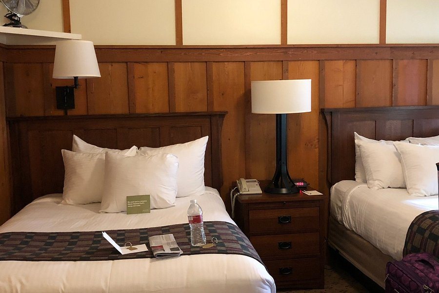 Many Glacier Lodge — Guest room