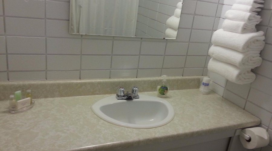 Maple Leaf Motel — Bathroom