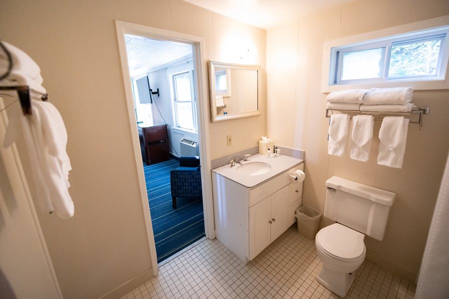 Maples Inn — Bathroom