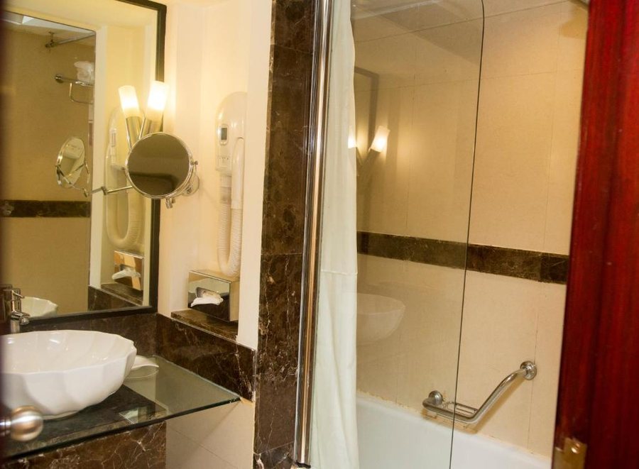 Marco Polo Hotel — Bathroom