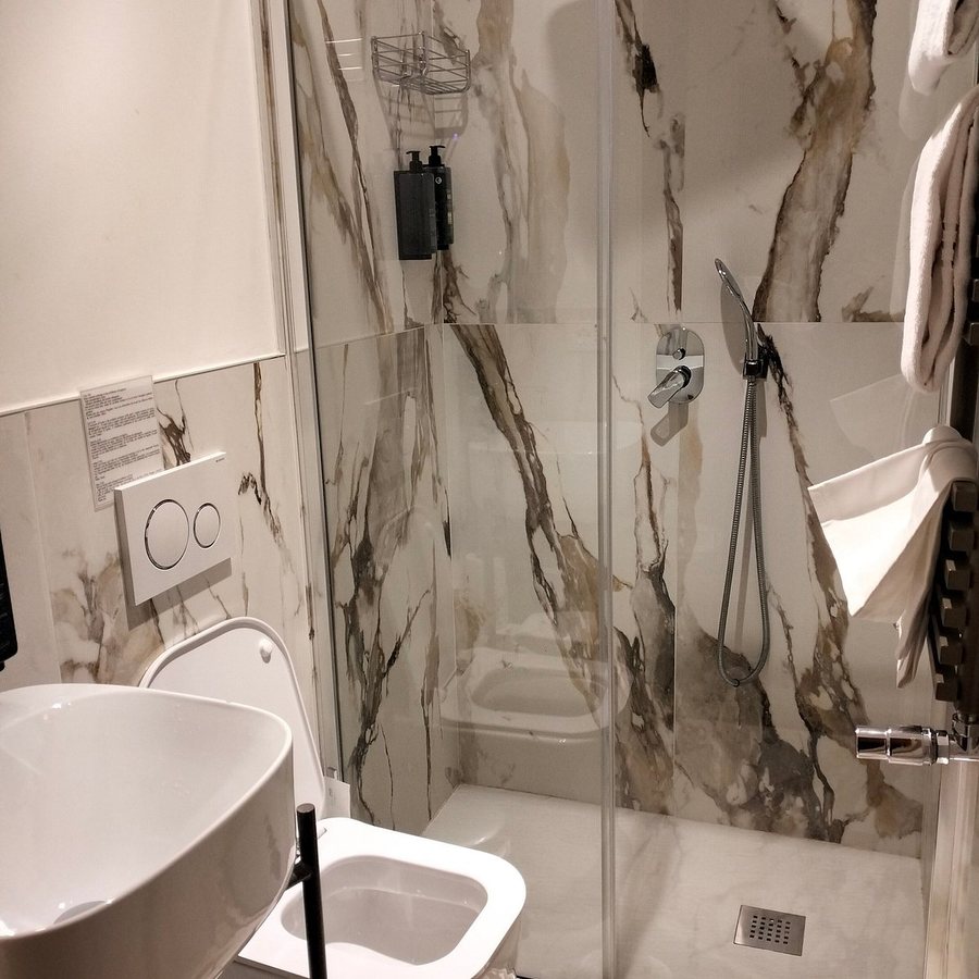 Marco Polo s Lantern — Bathroom