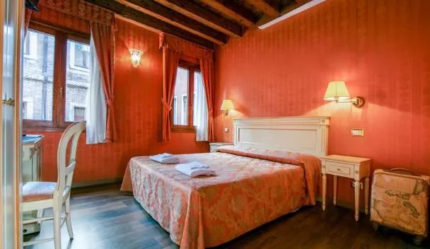 Marco Polo s Lantern — Guest room