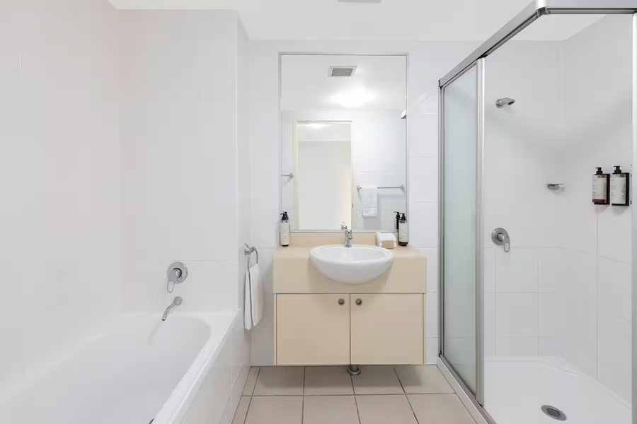 Marco Polo Sydney Hotel — Bathroom