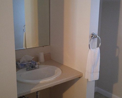 Marcotte Motor Court — Bathroom