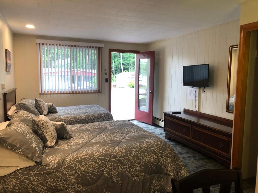 Marcotte Motor Court — Guest room