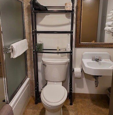 Marcus Daly Motel — Bathroom
