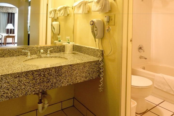 Mardi Gras Hotel Casino — Bathroom