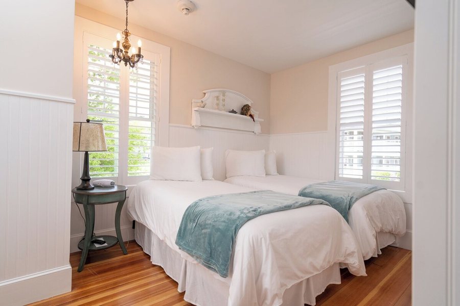 Marginal Way House — Guest room