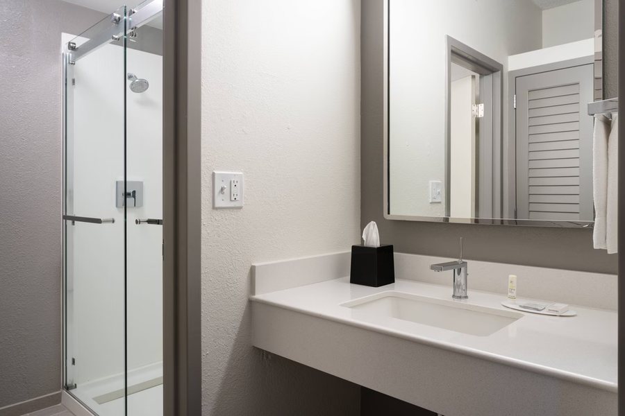 Mari Jean Hotel — Bathroom