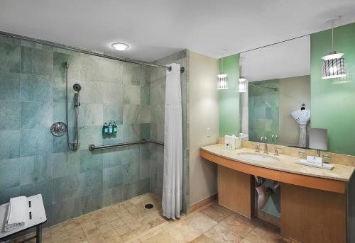 Marianas Beach Resort — Bathroom