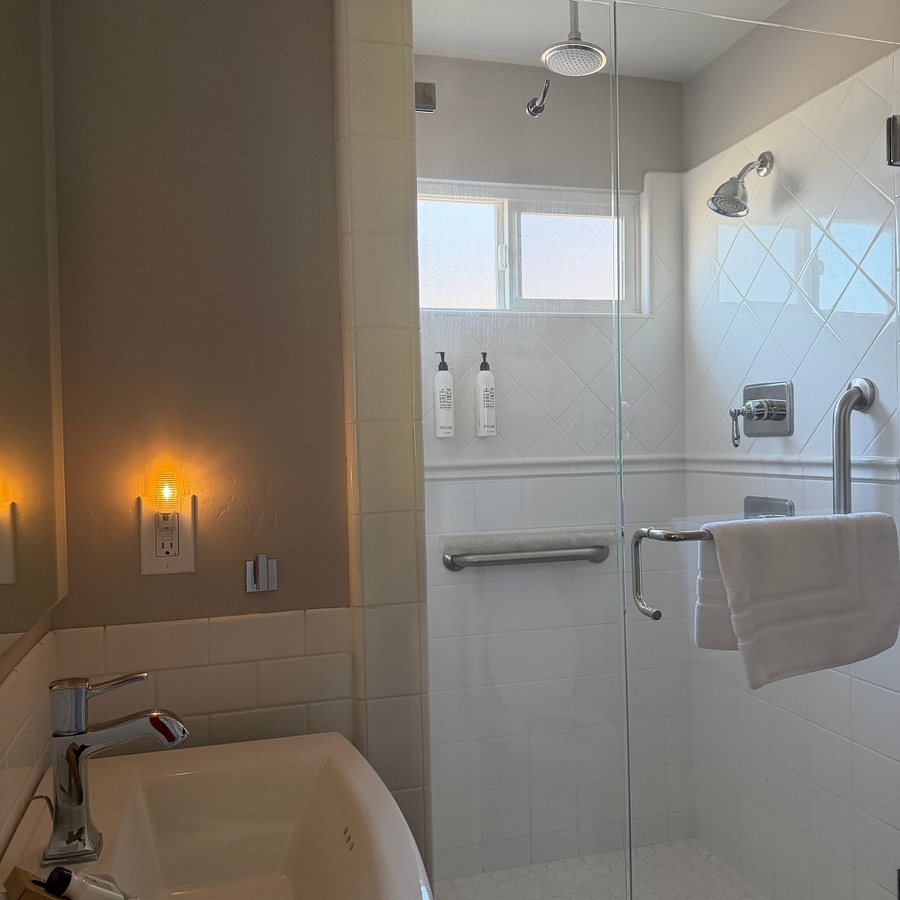 Marina Beach Motel — Bathroom