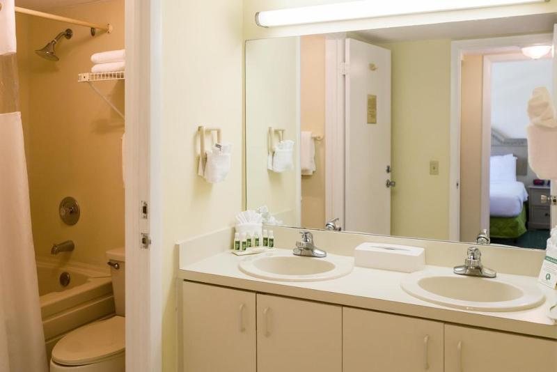 Marina Del Mar Resort Marina — Bathroom