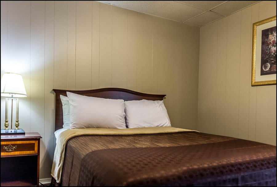 Marina Inn Event Center — Guest room