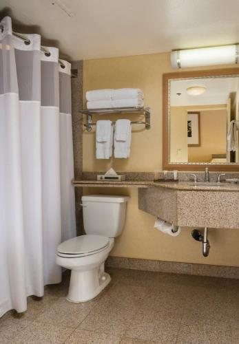 Marina Tower Waikiki — Bathroom