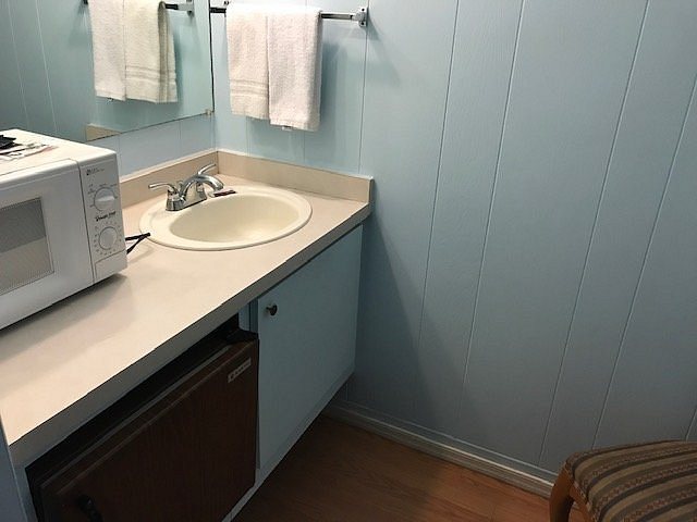 Marine Motel — Bathroom