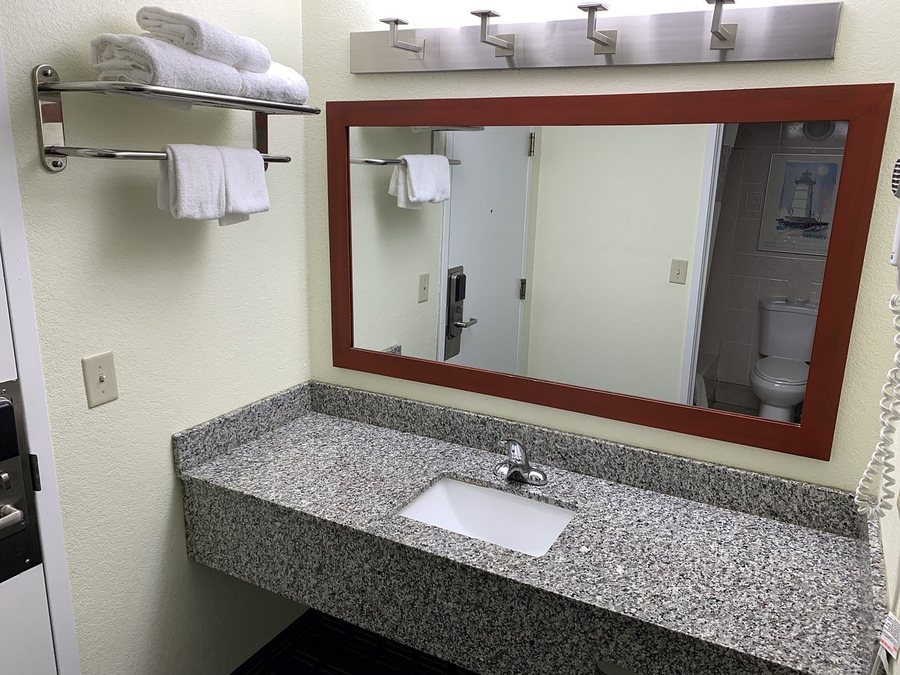 Mariner Resort — Bathroom
