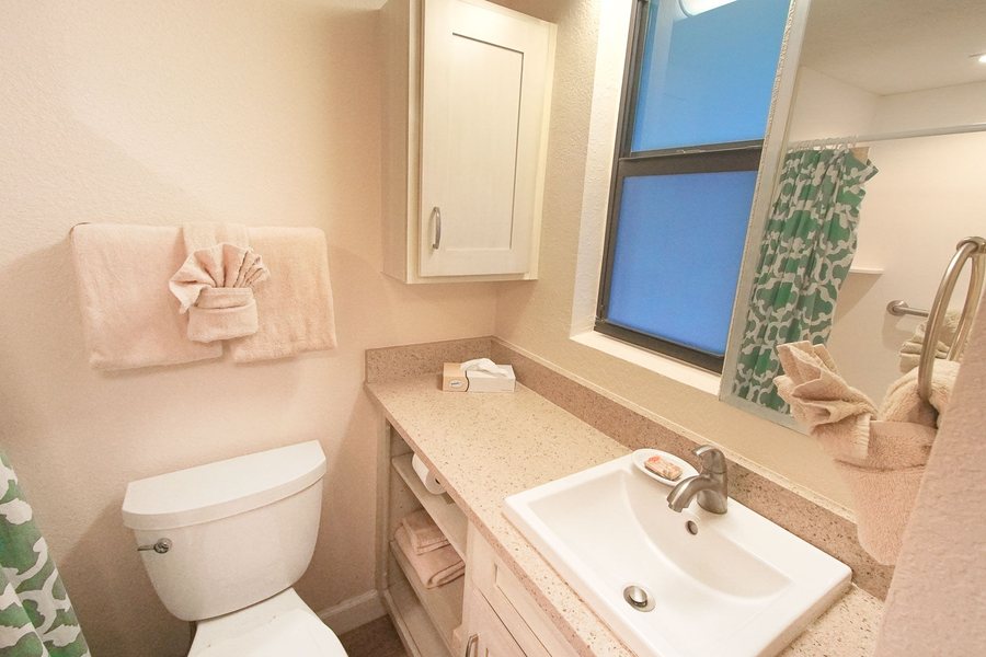 Mariners Boathouse Beach Resort — Bathroom