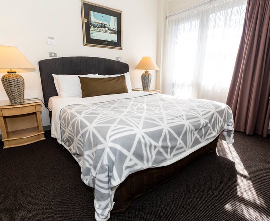 Mariners Court Hotel — Guest room