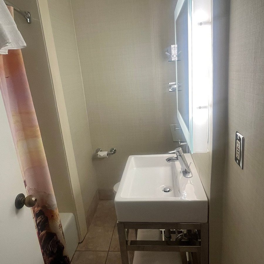 Marines Memorial Club Hotel — Bathroom