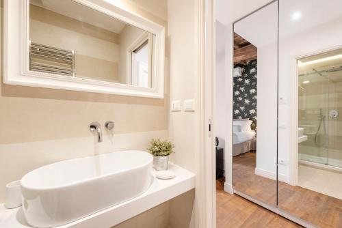 Mario de Fiori 37 — Bathroom
