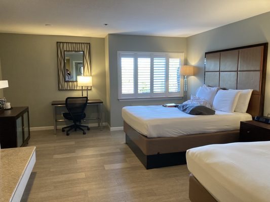 Mariposa Inn and Suites — Guest room