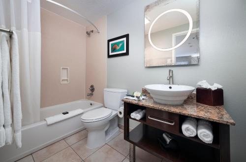 Mariposa Lodge — Bathroom
