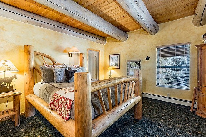 Mariposa Lodge — Guest room