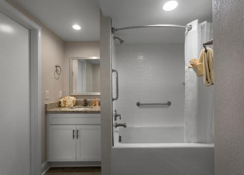 Maritime Beach Club — Bathroom