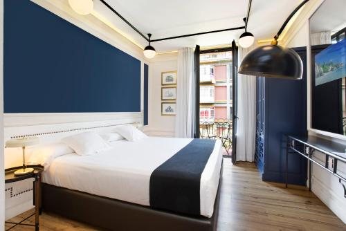 Market Hotel — Guest room