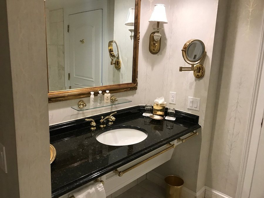 Market Pavilion Hotel — Bathroom
