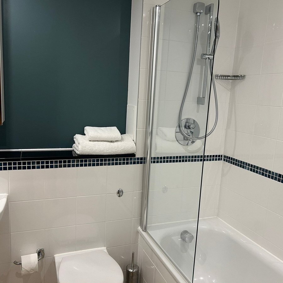 Marlin Aldgate Apartments Tower Bridge — Bathroom