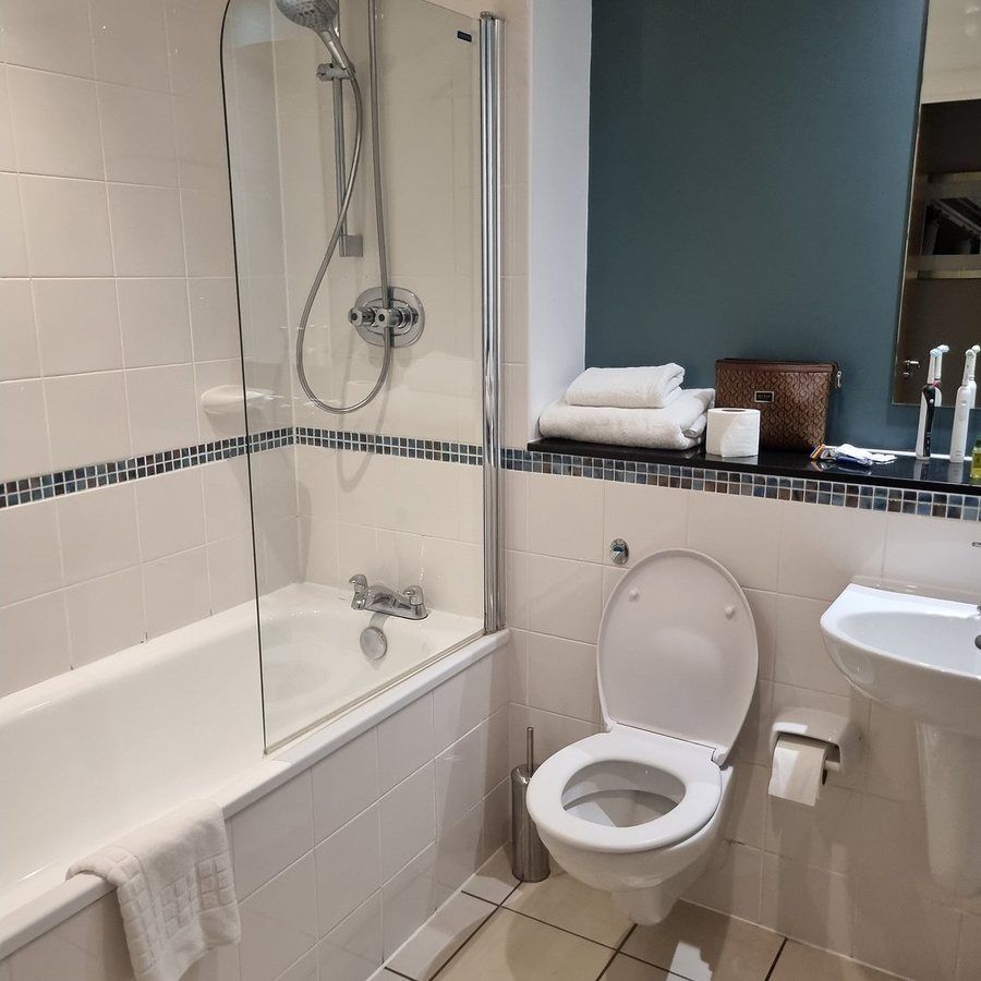 Marlin Apartments Limehouse — Bathroom