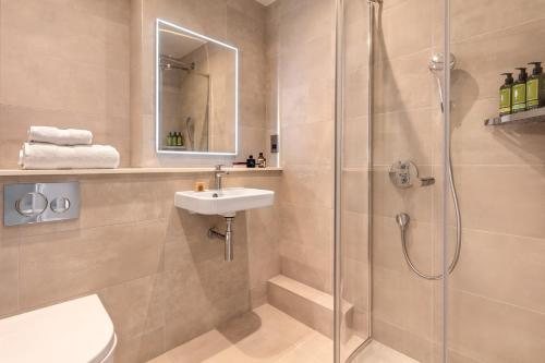 Marlin Canary Wharf Serviced Apartments — Bathroom