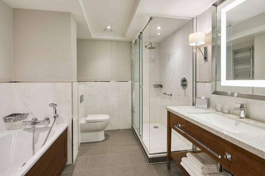 Maron Hotel Suites — Bathroom