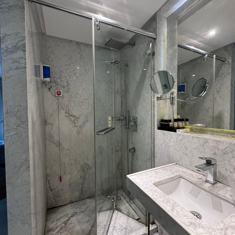 Maroon Hotel Pera Istanbul — Bathroom