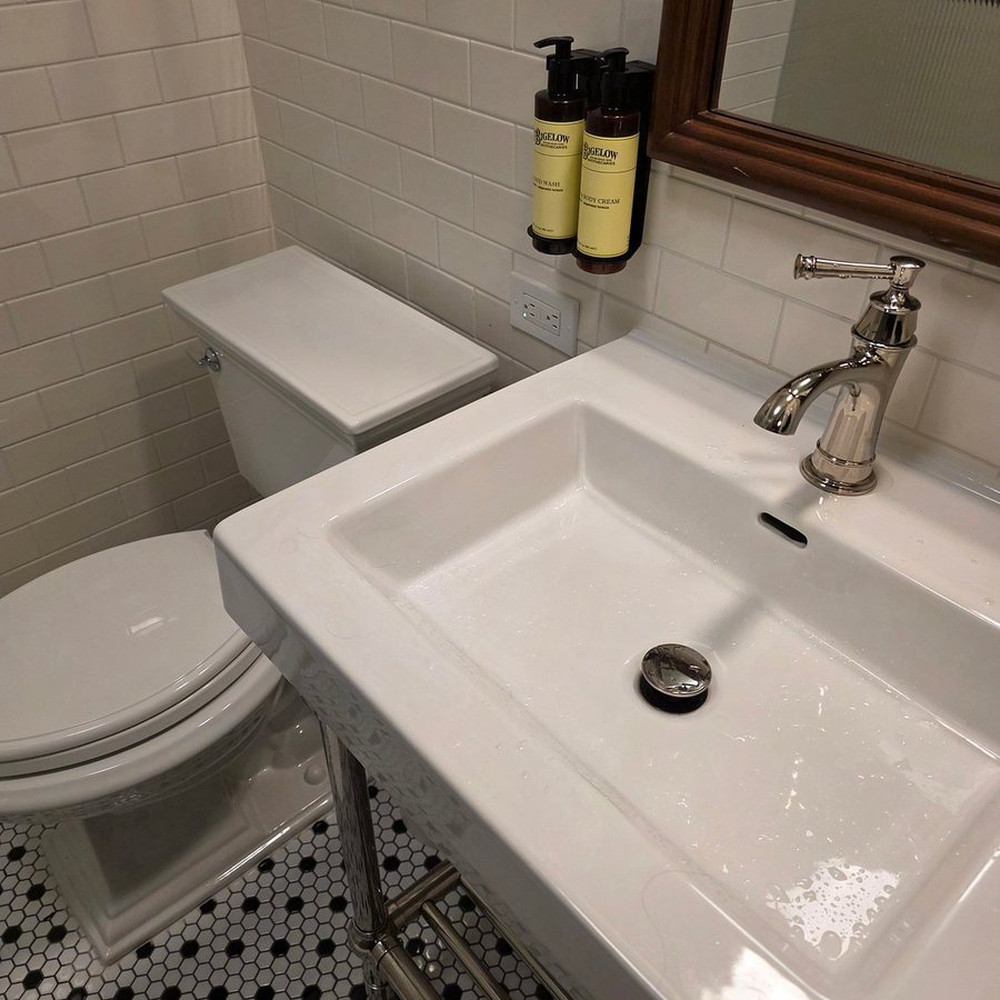 MarQueen Hotel — Bathroom