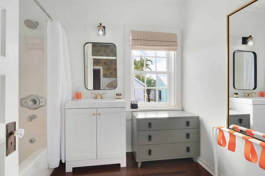 Marrero s Guest Mansion — Bathroom