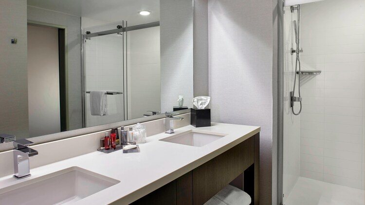Marriott Birmingham — Bathroom