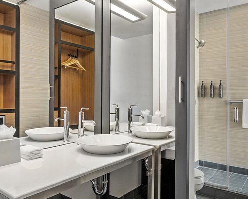 Marriott Chicago O hare — Bathroom