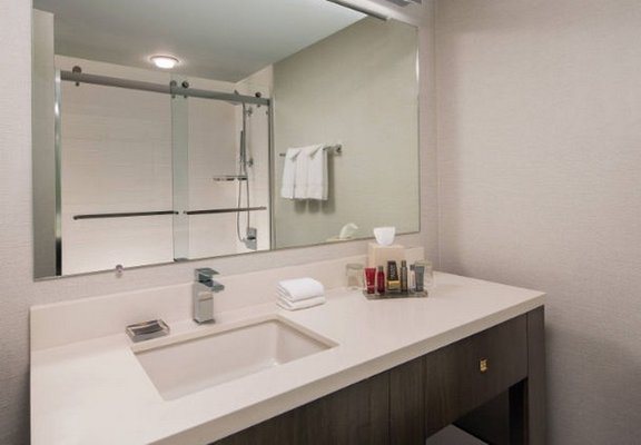 Marriott Cincinnati North — Bathroom