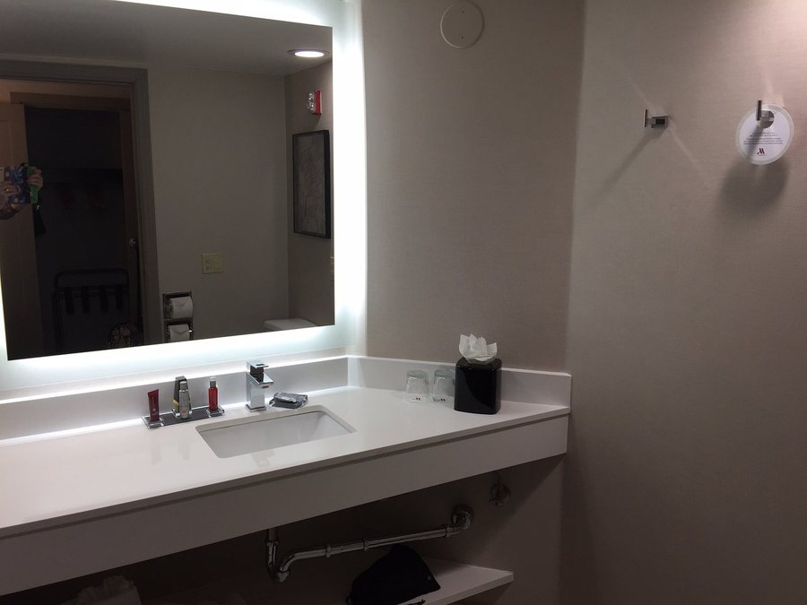 Marriott Dallas Las Colinas — Bathroom