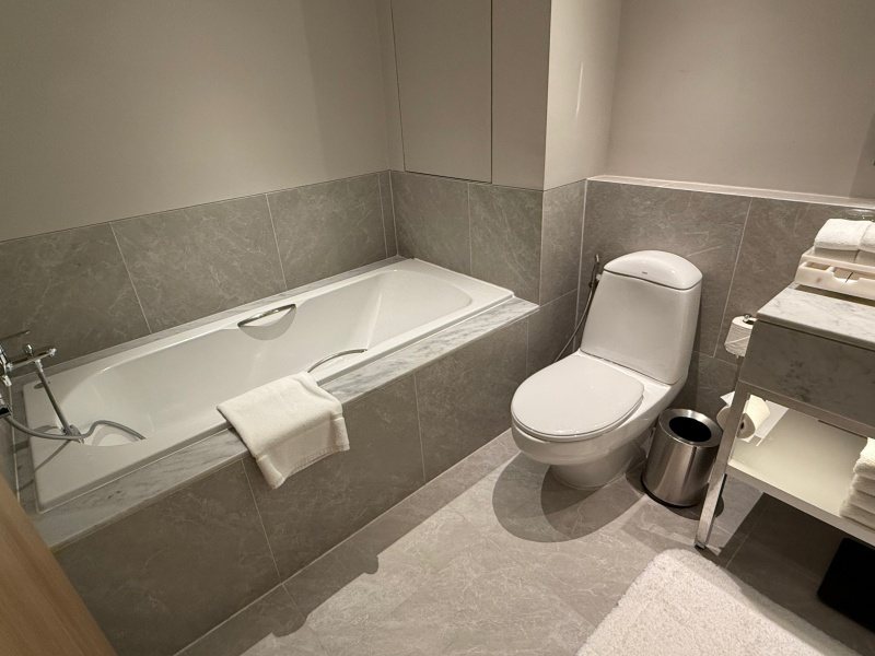 Marriott Executive Apartments Bangkok Sukhumvit 101 — Bathroom