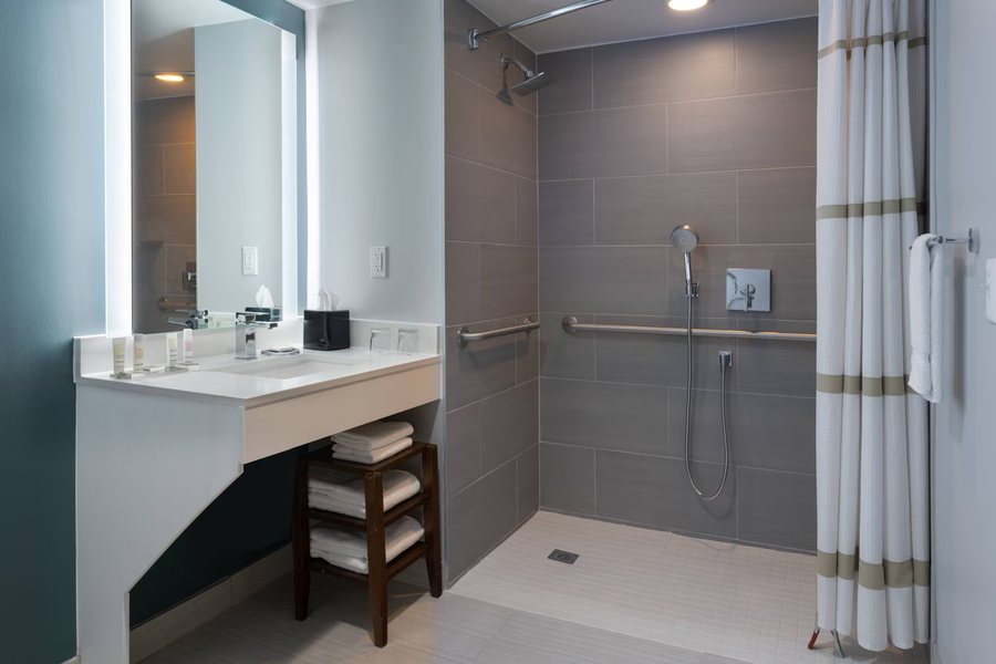 Marriott Greensboro Downtown — Bathroom