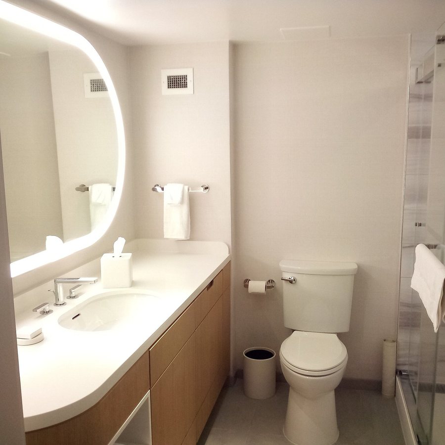 Marriott Long Beach Downtown — Bathroom